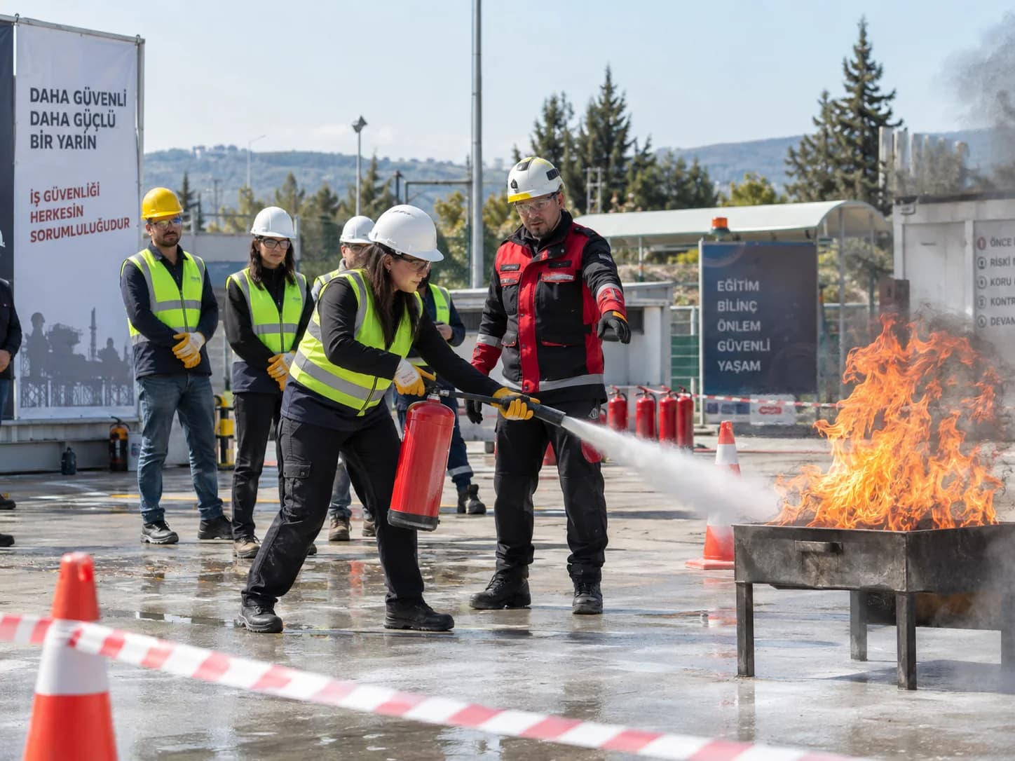 İş yerinde çalışanlara uygulamalı yangın eğitimi verilmesi